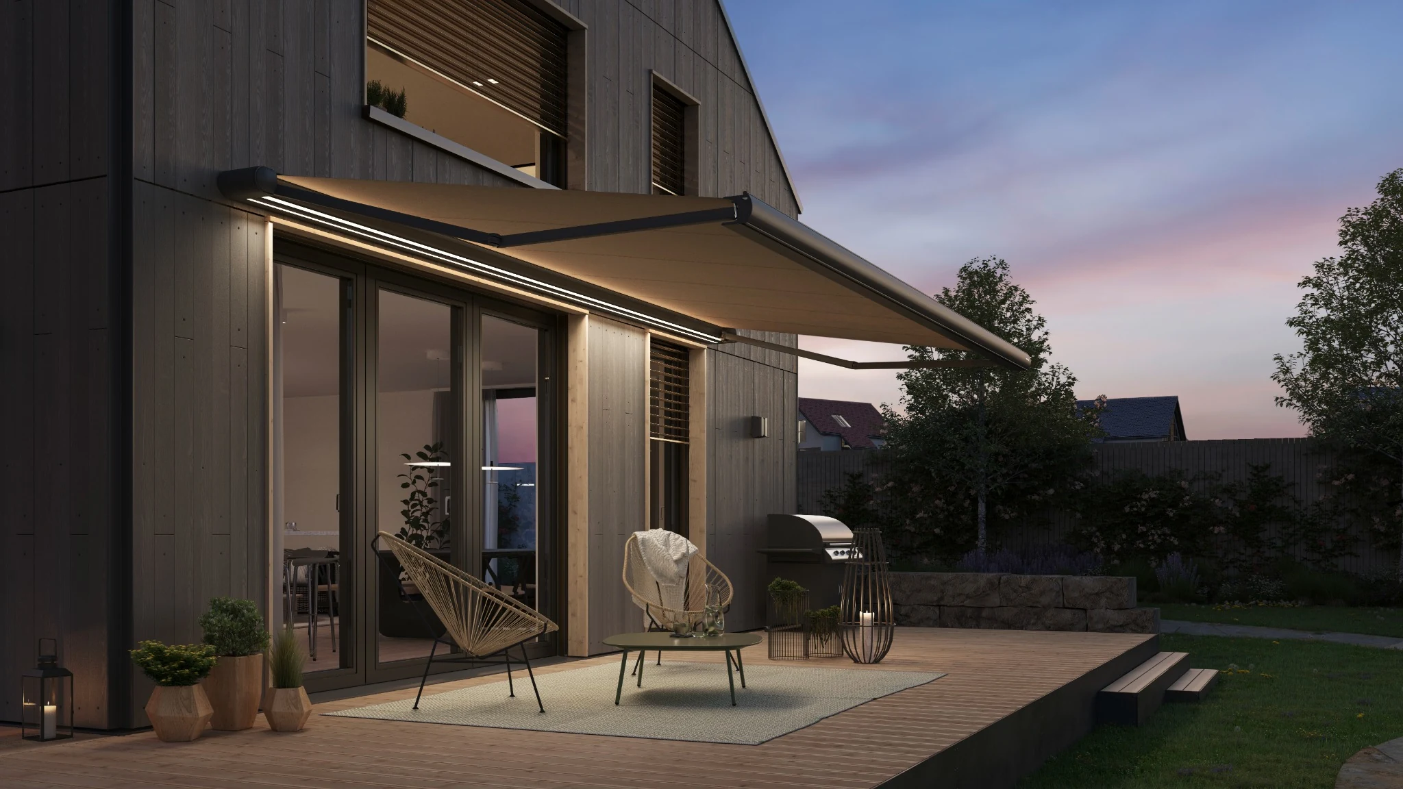 Terrassenmarkise über einer Terrasse in der Abenddämmerung