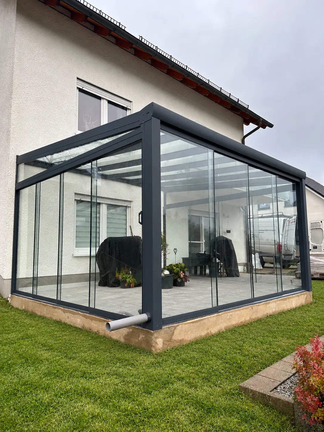 Glasschiebewände unter einer Terrassenüberdachung als Beispiel für eine Nachrüstung