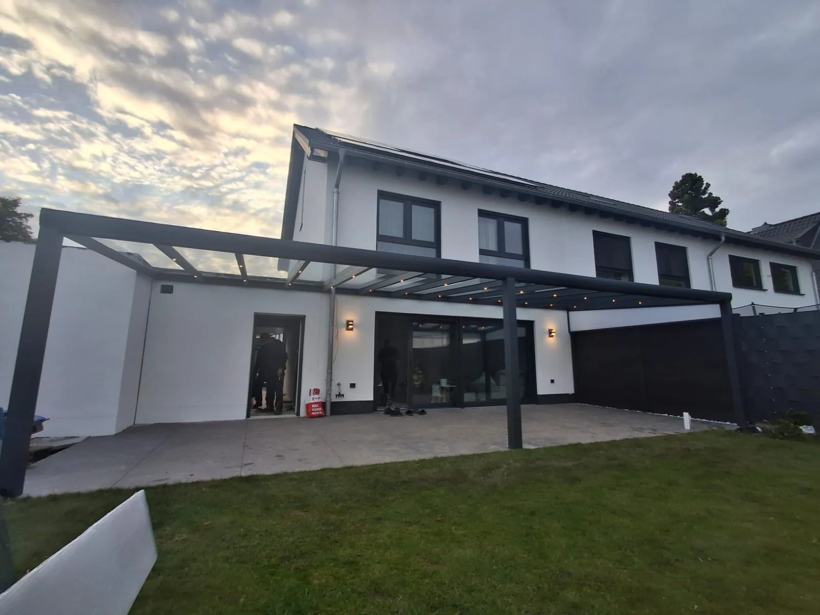 Terrassenüberdachung mit Glasdach und Beleuchtung