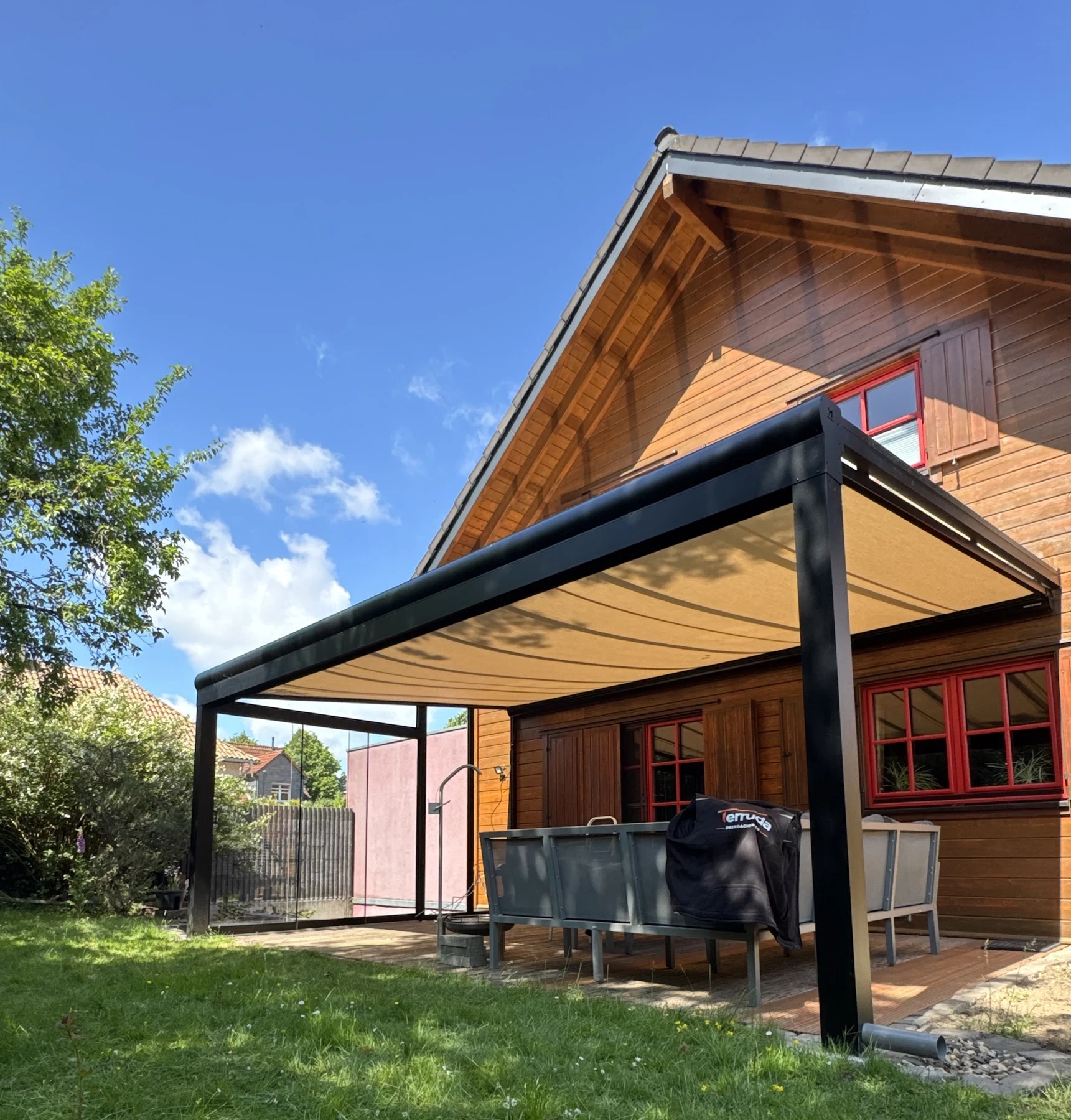 Überdachung an einem Holzhaus