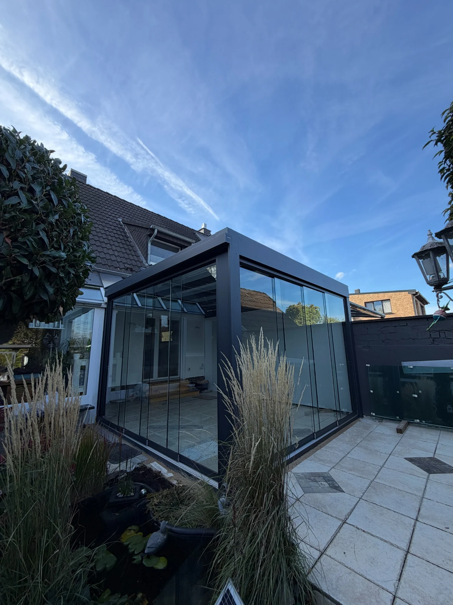 Hoher kubischer CUBE-Slim-Kaltwintergarten mit Glasdach und Glasschiebewänden in Kamp-Lintfort
